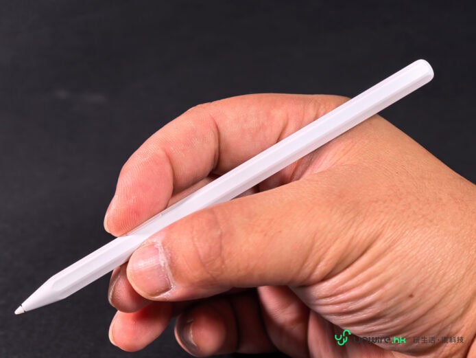 手持觸控筆在黑色背景下.