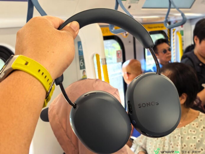 港鐵列車上佩戴 Sonos Ace Ultra 降噪耳機.