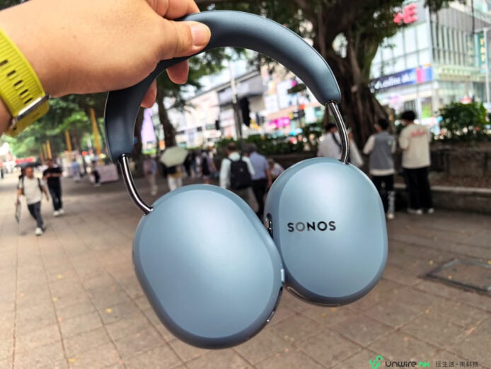 港鐵降噪耳機佩戴舒適，戶外街景展示.