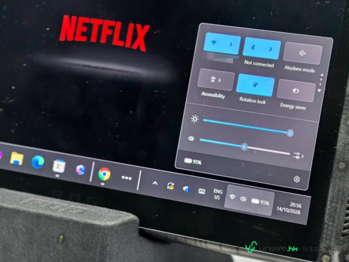 Netflix標誌與控制面板 筆記本電腦屏幕上的Netflix標誌與控制面板.