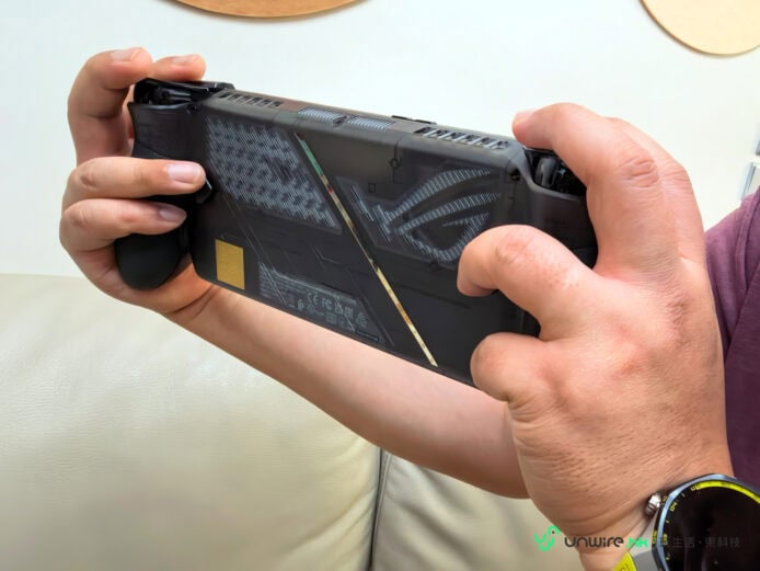 ROG XBOX Ally X20遊戲機 手持ROG XBOX Ally X20遊戲機的手部特寫.