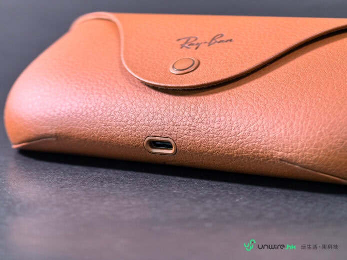 Ray-Ban 智能眼鏡充電盒，便攜設計.