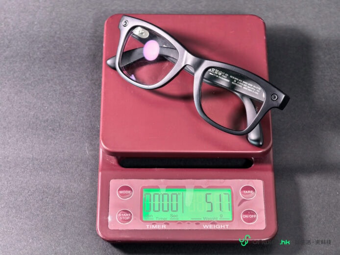 Ray-Ban 智能眼鏡放在電子秤上.