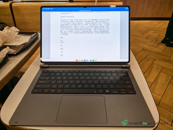 Samsung Galaxy Tab S12 Ultra 開 平放的平板電腦配鍵盤,顯示文字內容.