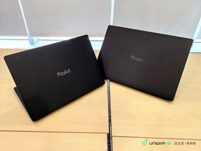 ASUS ProArt 筆電展示 兩台ProArt筆電擺放在桌上展示.