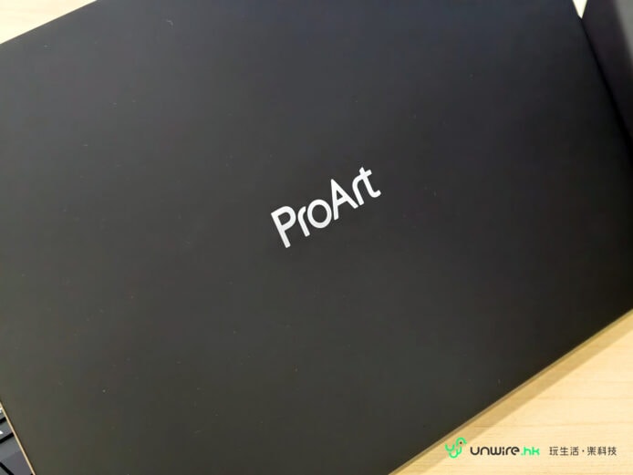ProArt 筆電品牌標誌 ProArt 標誌在黑色筆電蓋上.