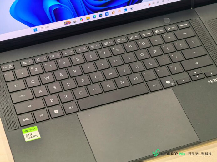ASUS ProArt P14 / P16 輕薄筆電鍵盤特寫.