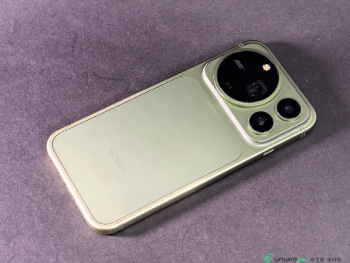 HONOR 手機開箱影像 HONOR 手機後殼與鏡頭模組特寫.