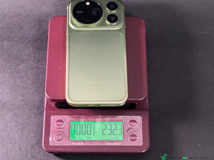 多焦段手機鏡頭開箱 綠色手機背蓋置於紅色秤上.