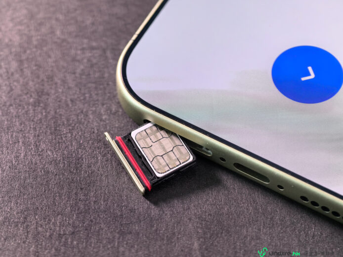 智慧型手機與SIM卡槽細節 USB-C 充電端口與SIM卡托近景,手機邊緣金屬質感.