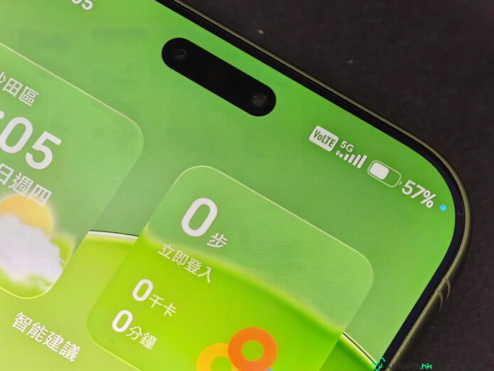雙鏡頭智慧青春手機開箱 IPhone 顯示屏與前置鏡頭近景,綠色介面與訊息圖示.