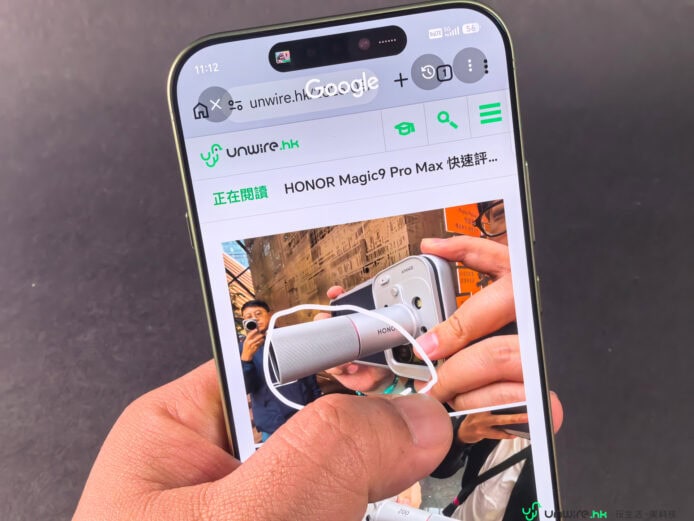 使用者手持 HONOR Magic9 Pro Max 拍攝實測照片.