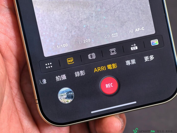 開箱評測照片細節 手機攝錄介面特寫,紅色 REC 按鈕清晰可見.