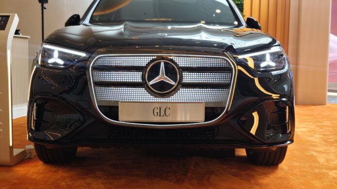 全新平治純電 GLC 平治純電GCL展示於展廳內.