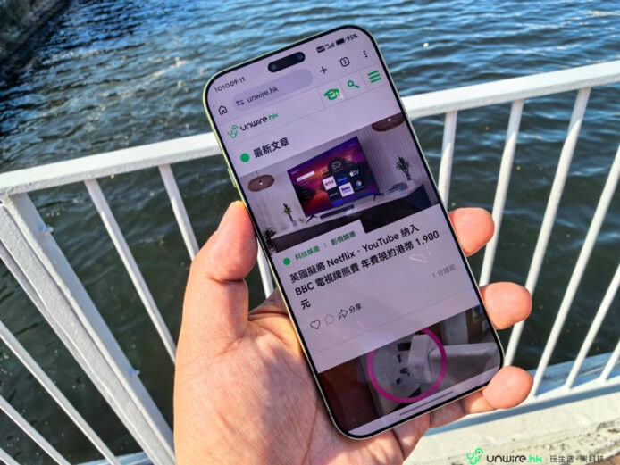 HONOR 手機開箱示範 多焦段影像展示於手機屏幕前.