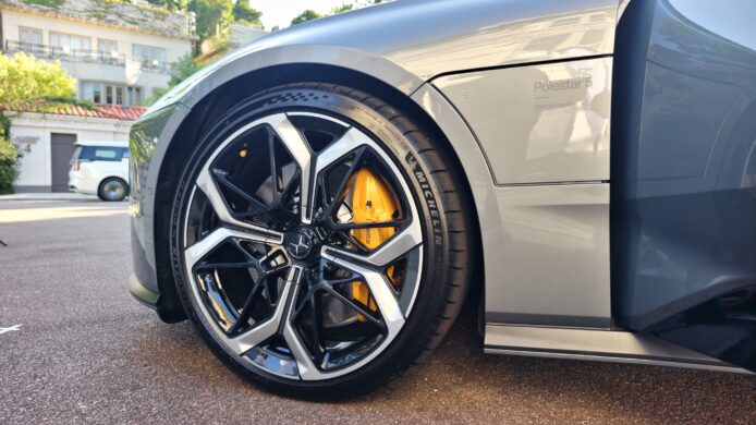 Polestar 5 高性能輪圈與剎車卡鉗.