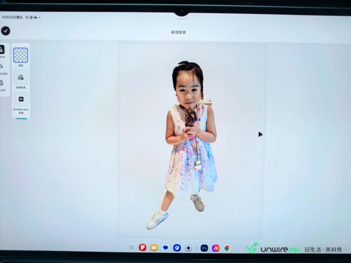 可愛小女孩吃冰淇淋 小女孩穿著彩色裙子吃冰淇淋.