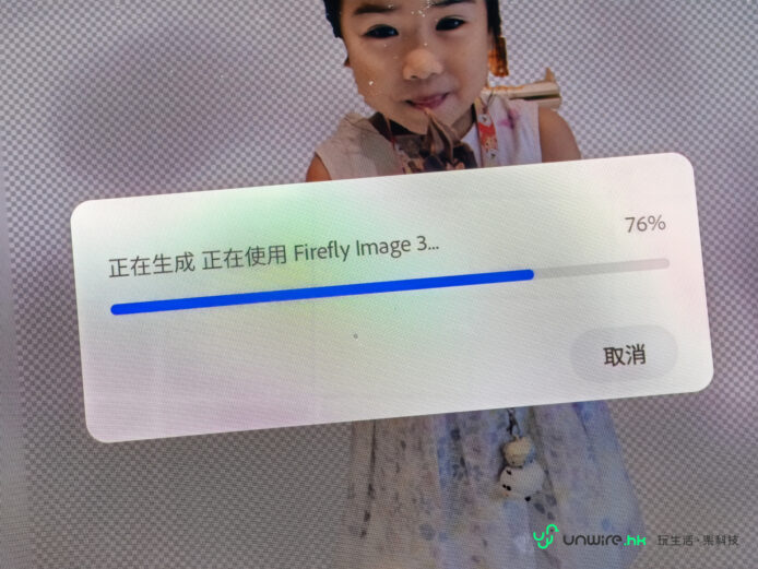 小女孩微笑著看著電子設備屏幕.