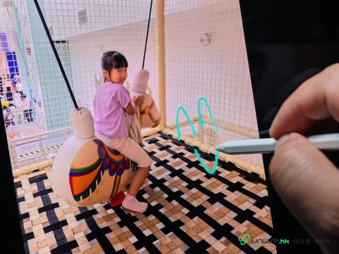 兒童遊樂設施 小女孩坐在搖搖椅上玩耍.