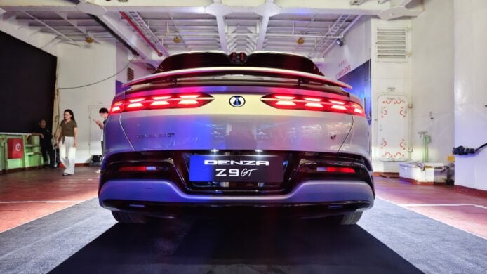 DENZA Z9GT 香港開售 DENZA Z9GT 電動車展示,亮麗車身設計.