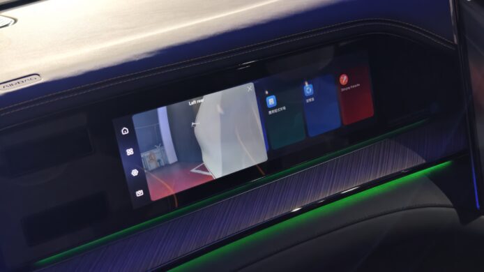 電動車內飾設計 車內中控屏幕與氛圍燈.