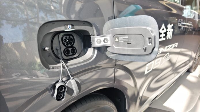 Denza D9 充電插座特寫 Denza D9 充電口與監控電池.