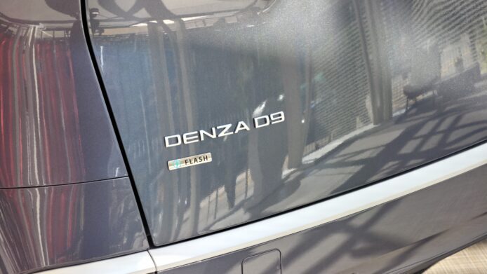 Denza D9 DUO 香港規格 Denza D9 車尾標誌與車身設計.