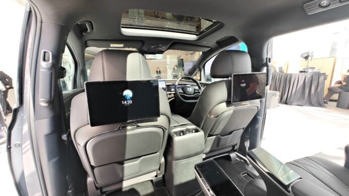 Denza D9 車艙內部設計 車內三屏後排娛樂系統與中控顯示屏.