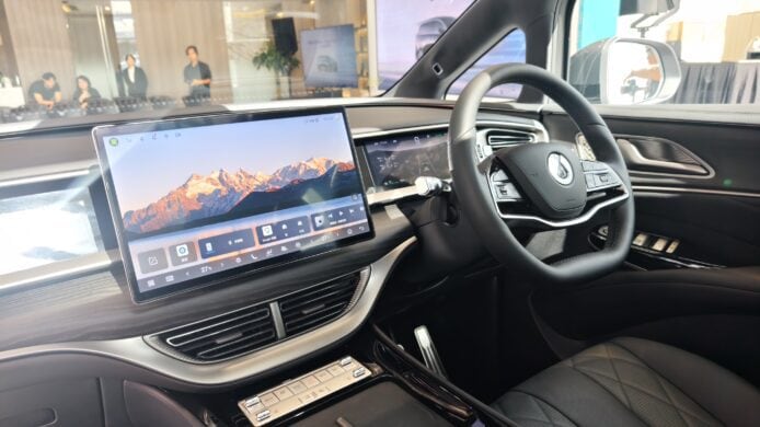 Denza D9 內裝科技美學 Denza D9 車艙中控屏與方向盤特寫.