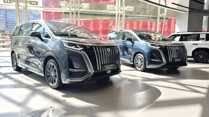 DENZA D9 現場展示於香港展廳，銀灰色車身與獨特前臉設計.