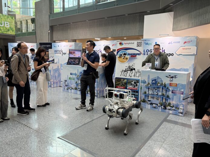 機械狗在展覽現場示範巡檢與AI倉庫監控.