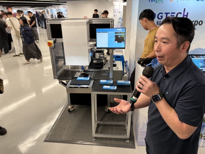機械巡檢裝置在展覽現場示範.