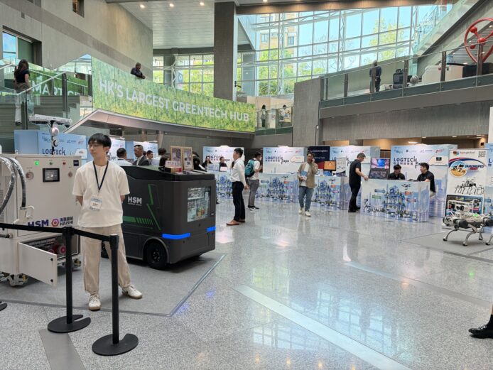 展覽現場展示機械犬巡檢與自動化倉儲系統.