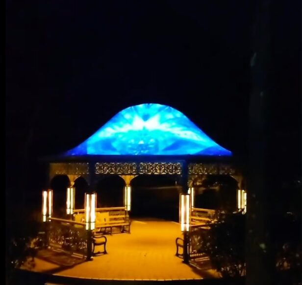 山頂涼亭夜景，藍色燈光照亮亭蓬與長椅.