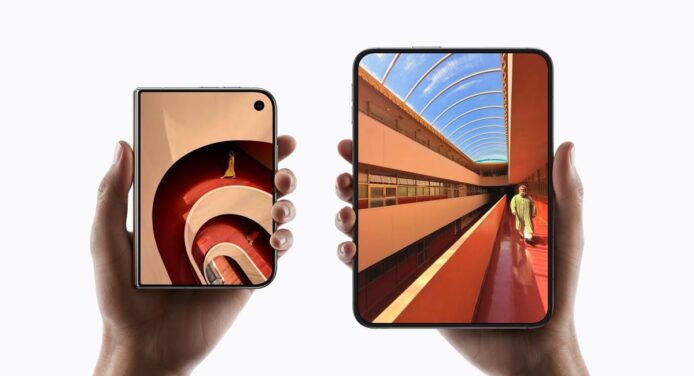 兩部iPhone手機展示，背景為現代建築內部.