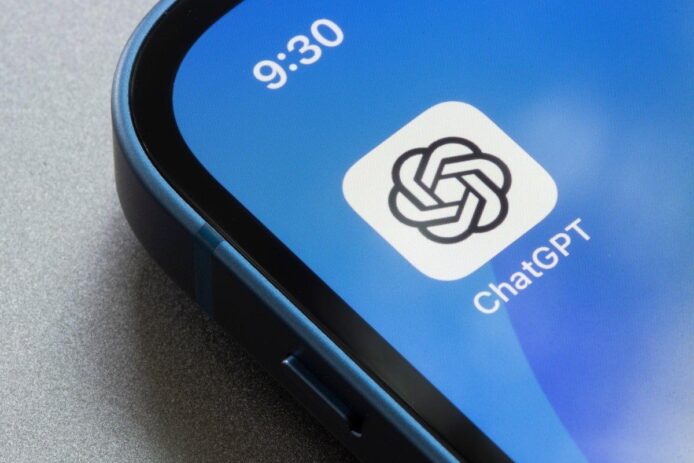 IPhone 顯示 ChatGPT 應用圖標.