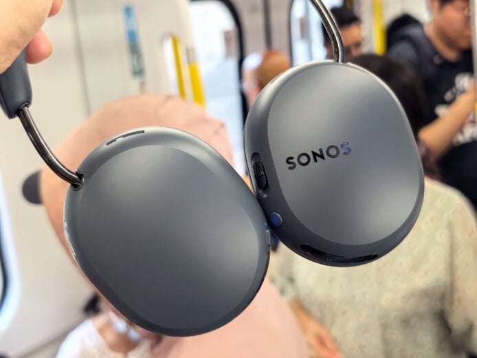 SONOS 無線耳機顯示在手上.