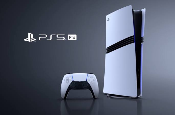PlayStation 5 Pro 主機與遙控器在光滑黑藍背景.