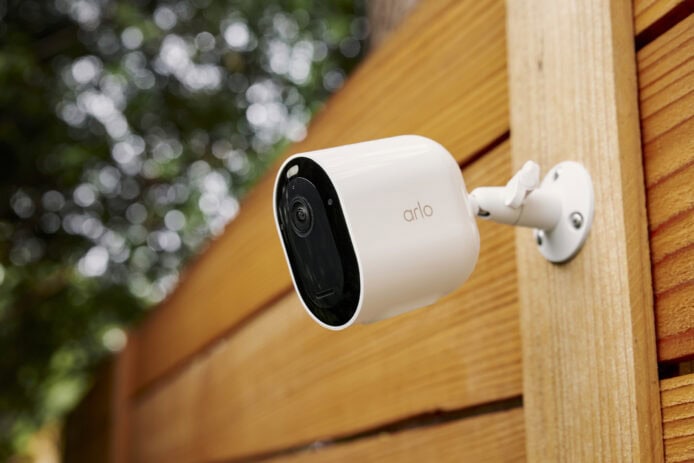 Arlo 無線監控攝像頭安裝於木牆上.