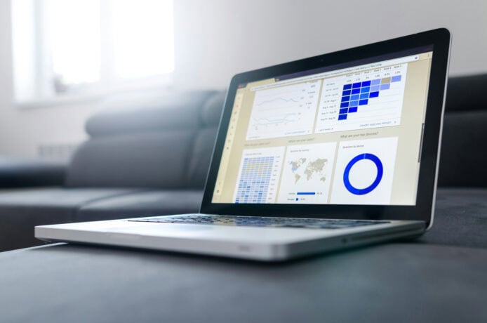數據分析圖表展示 筆記本電腦顯示數據分析圖表.