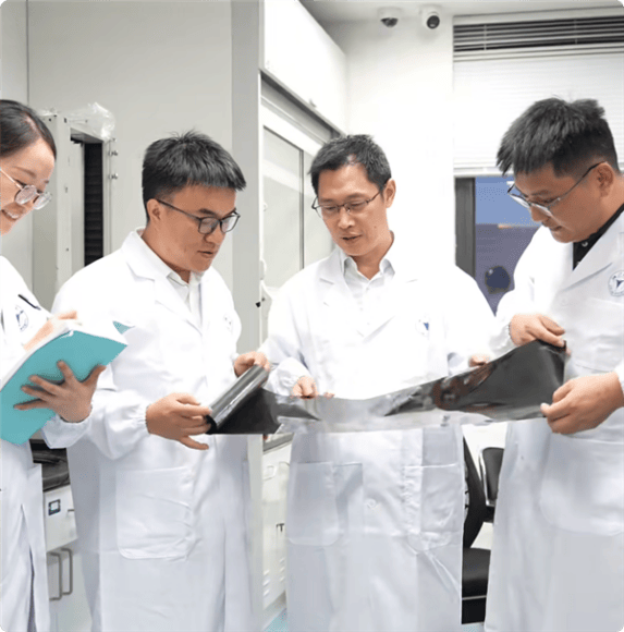 科學家在實驗室討論新型石墨烯膜.