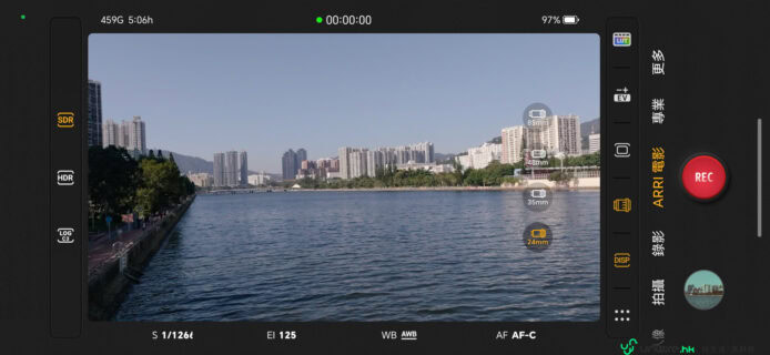 城市河畔風光開箱 河畔城市天際線與水面的風景.