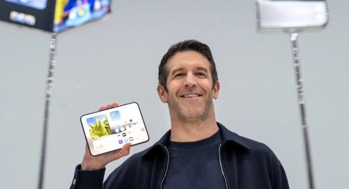 Apple CEO 展示早期摺疊手機模型.