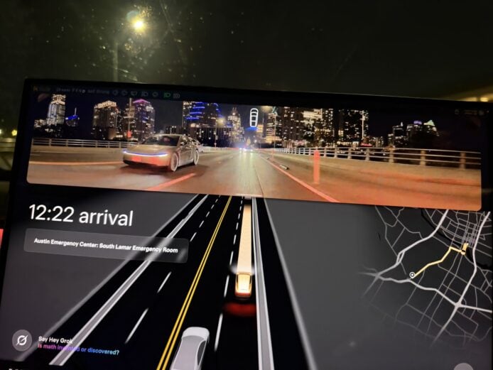 夜晚城市街道高速行駛的車輛與霓虹燈.