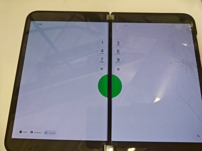 雙螢幕手機開合中軟件介面與綠色圓點.