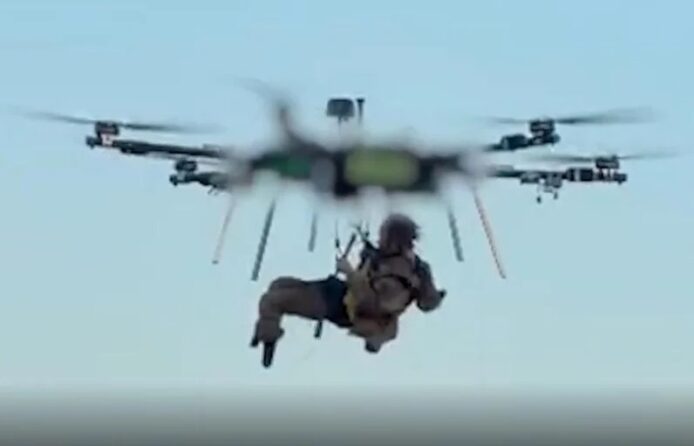 烏軍六旋翼無人機吊走傷兵.