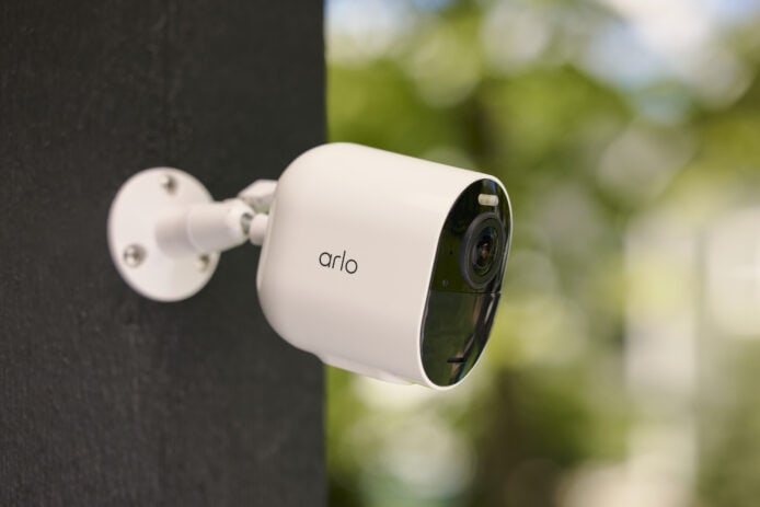 Arlo 智能監控攝像頭安裝於戶外牆壁.