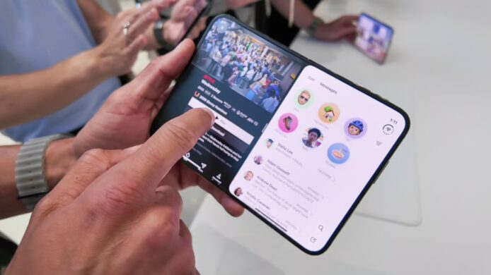 iPhone 14 雙屏展示 展示雙屏分屏功能的iPhone 14.