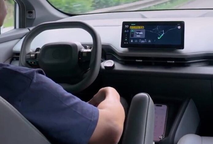 車內駕駛座景觀 車內配備智能導航屏幕和駕駛員手握方向盤.