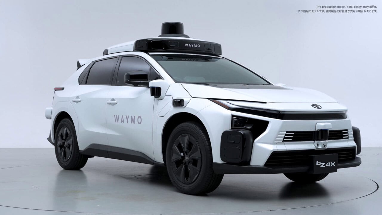 Waymo 自動駕駛測試車在工作室環境中展示.